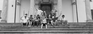 Foto di gruppo della cooperativa sociolario su scalinata